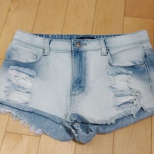 NWOT Forever21 distressed jean shorts sz. W28